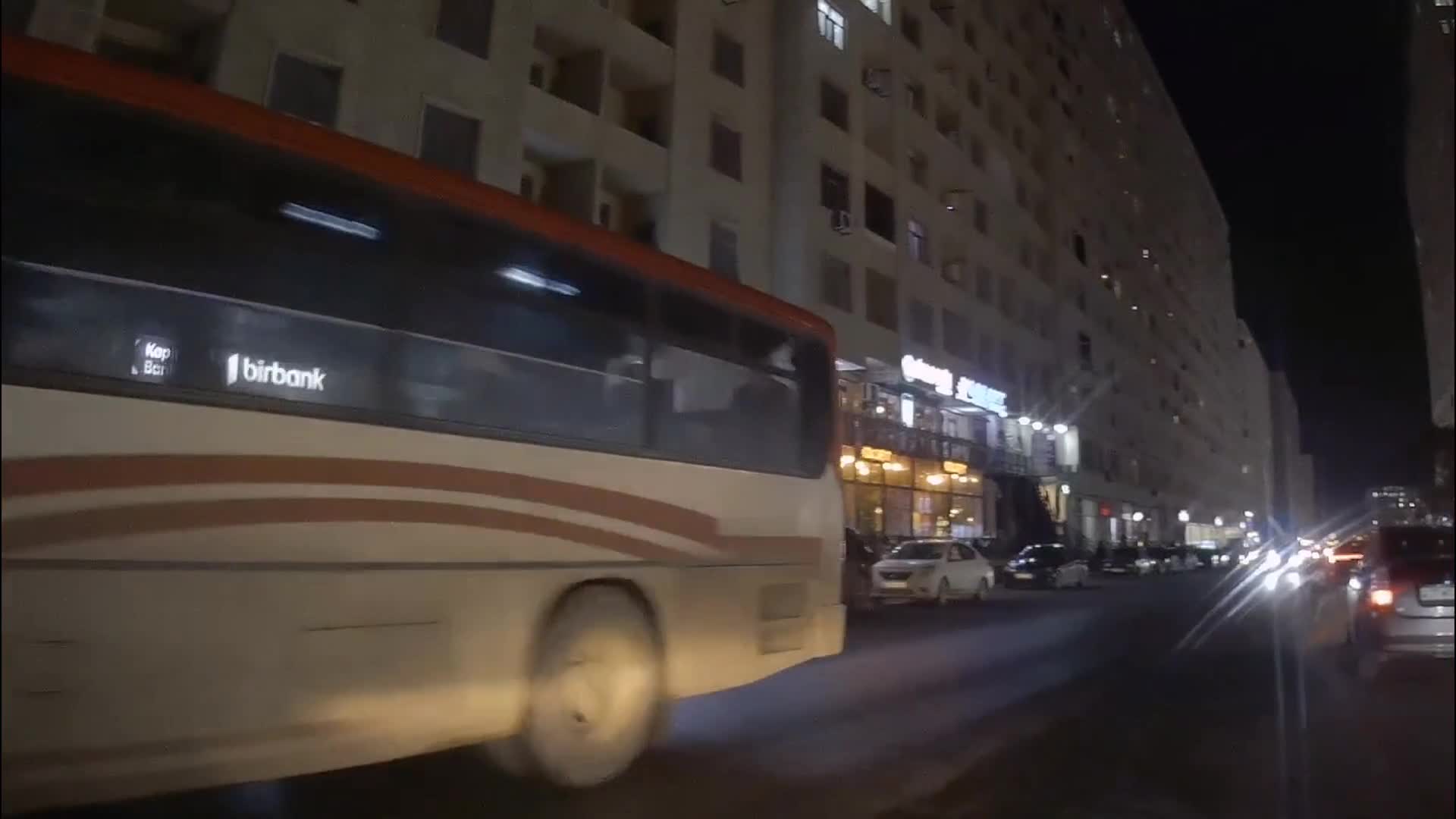 Avtobusu yolun ortasında saxlayıb sərnişin götürdü