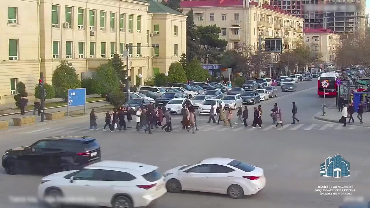  Svetoforla nizamlanan piyada keçidi