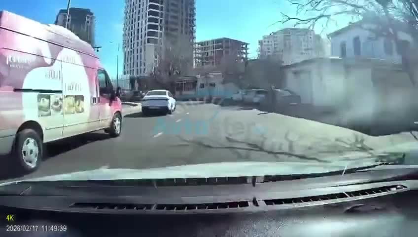 Skuterlə yola qəfil çıxan məktəblilər qəzadan son anda qurtuldu 