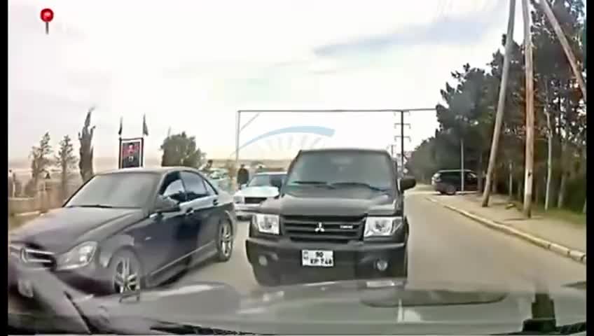 Yolu kəsən sürücü görün özünə necə haqq qazandırdı