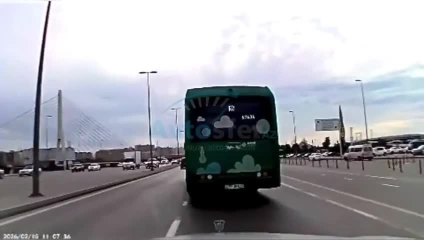 Dönmə işığına arxayın olan sürücü qəza şəraiti yaratdı