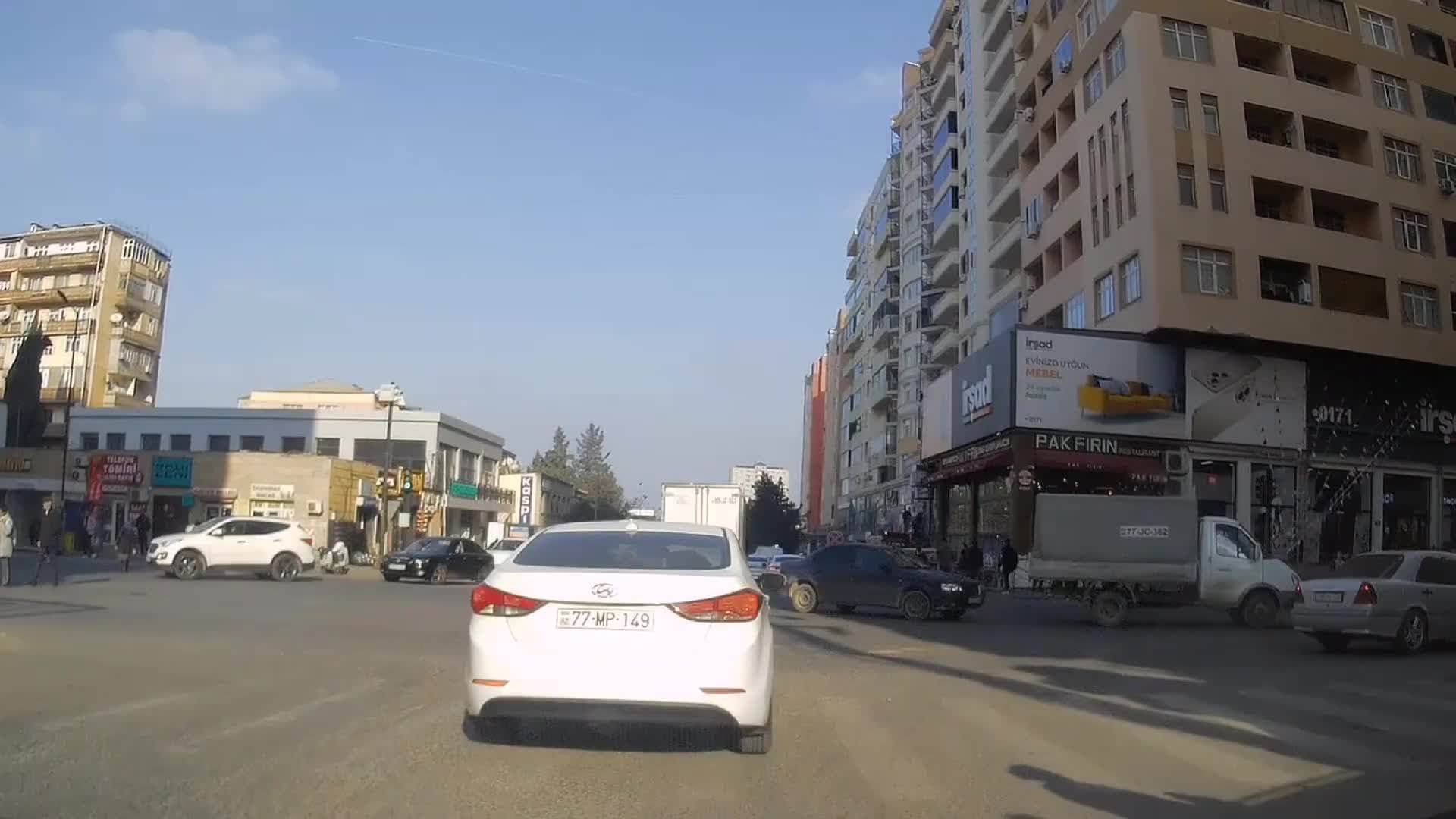Yolayrıcını düzgün keçməyən sürücü yol vermədi