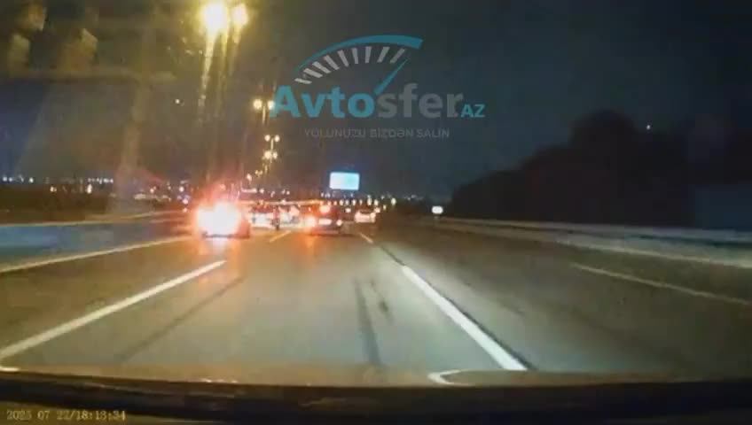 Maşınların üzərinə şığıyan piyada qorxulu anlar yaşatdı