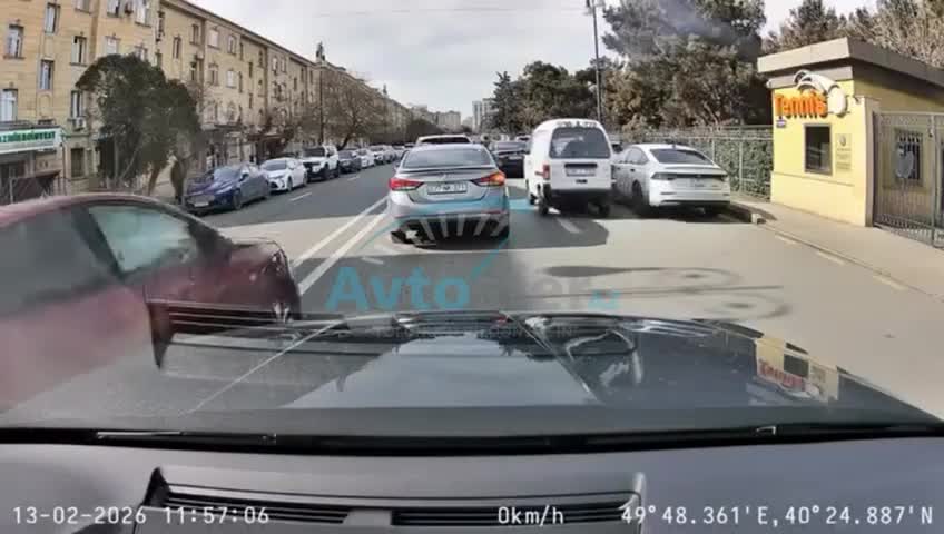 Tıxacdan qaçmaq istəyən sürücü polisdən qaça bilmədi 