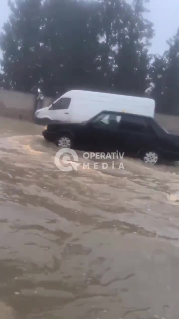Maşınlar suyun altında qaldı