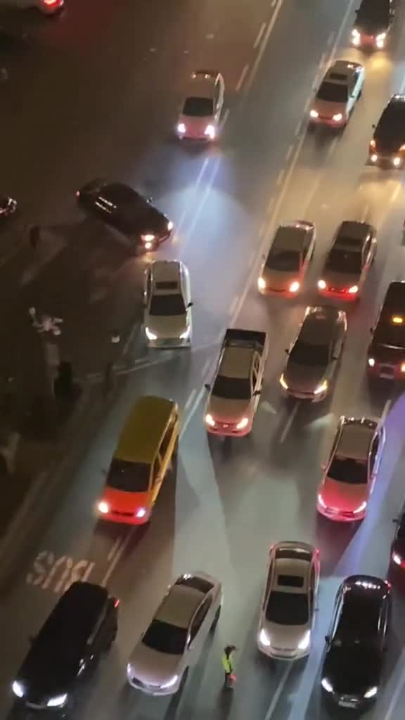 Bakıda məşhur ticarət mərkəzinin qarşısında qadını maşın vurdu