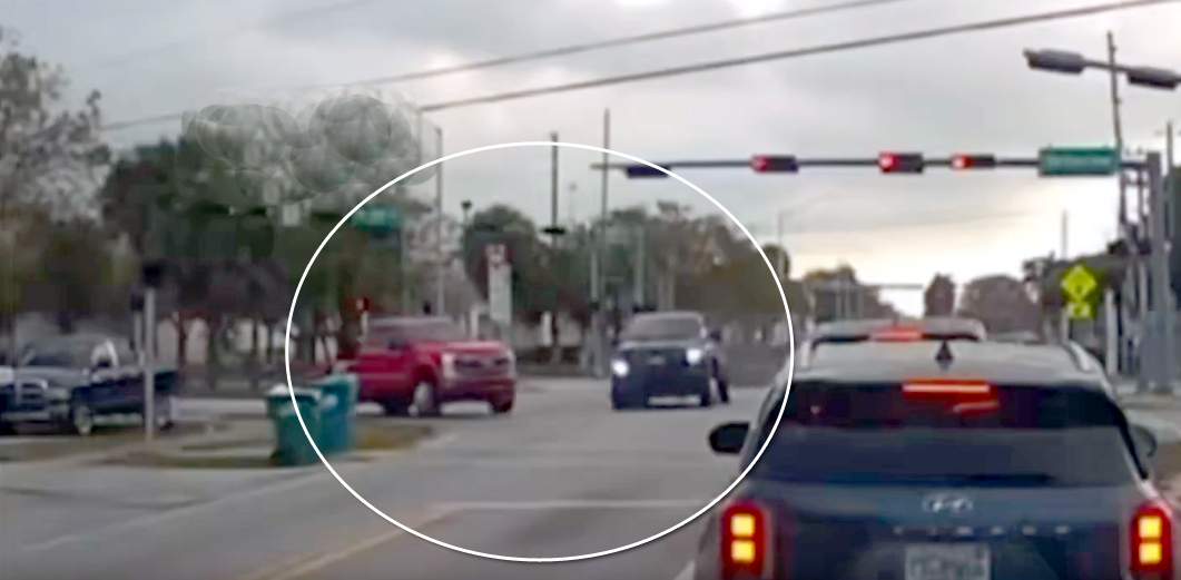 Yolayrıcında iki pikap toqquşdu;