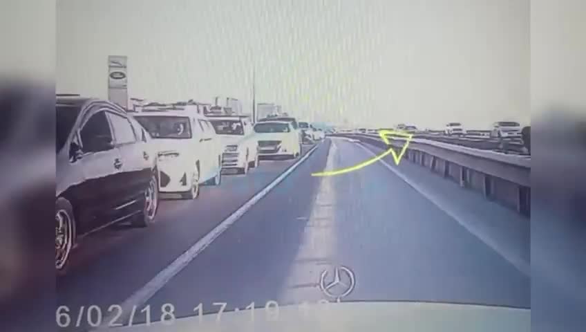 Piyada ayrıcı maneənin üzərindən maşının qabağına tullandı