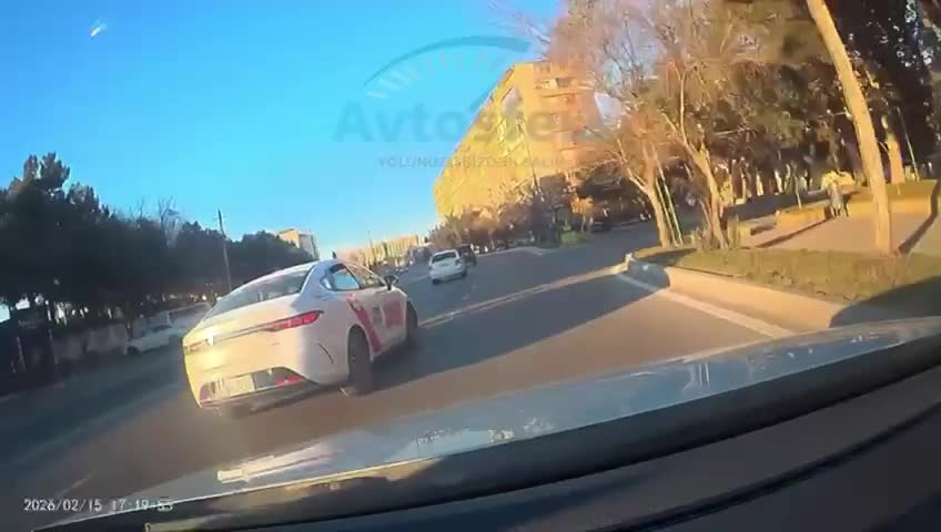 Zolağa baxmadan manevr edən sürücü qəza təhlükəsi yaratdı