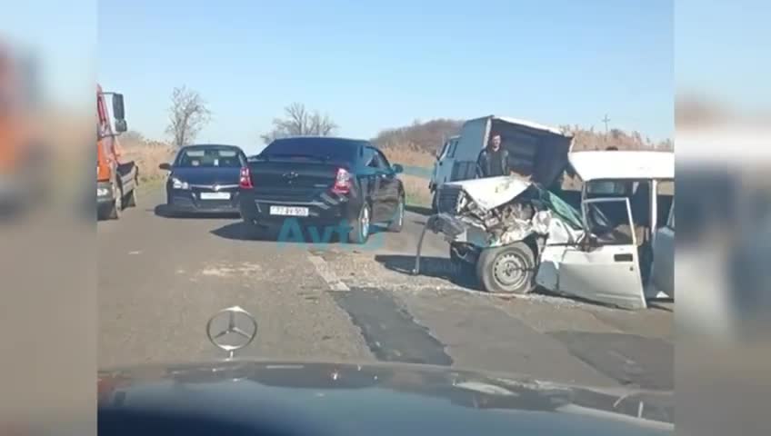 Beyləqanda “Prado”ya çırpılan “VAZ” tanınmaz hala düşdü