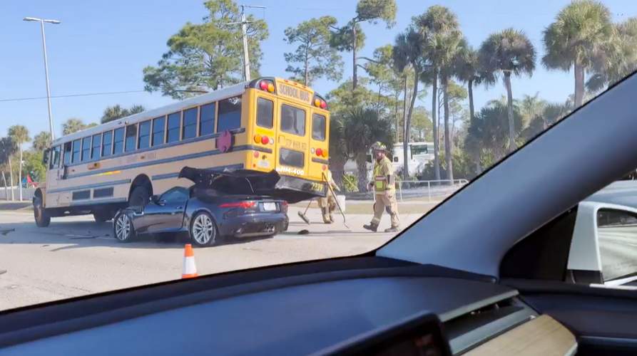 Lüks avtomobil məktəbli avtobusunun altına girdi