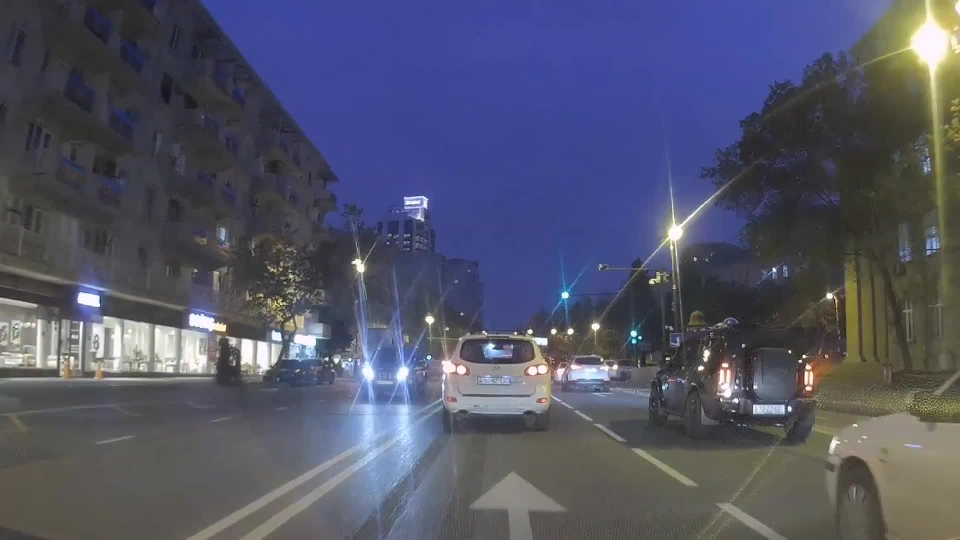 Bu sürücüyə görə yol nişanı bəzək üçündür