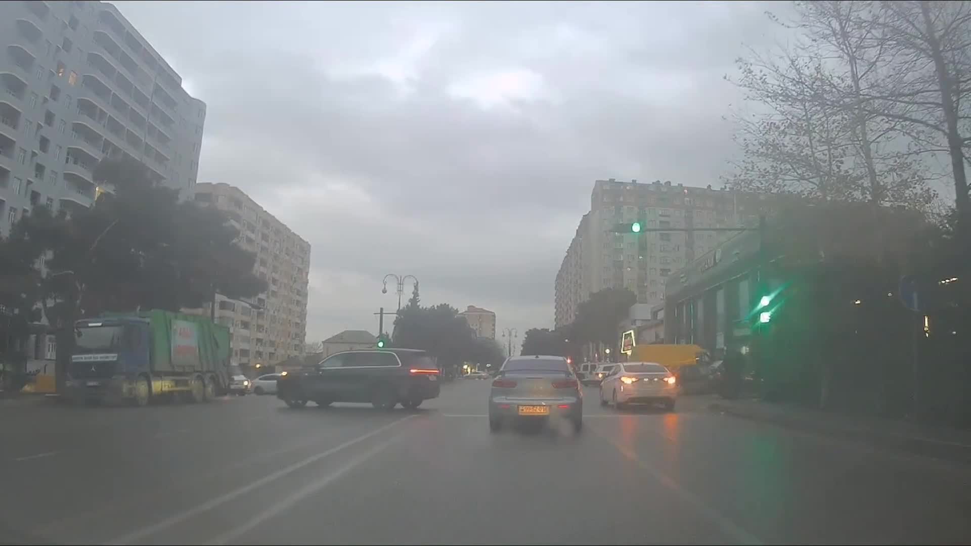 Ağacın arxasında qalan nişan sürücüləri qayda pozmağa vadar edir