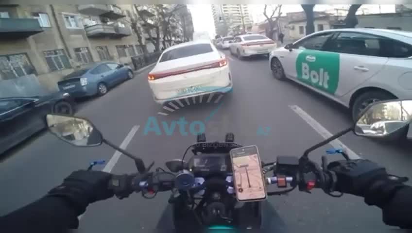 Yasamalda necə gəldi manevr edən sürücü motosikleti vurdu 