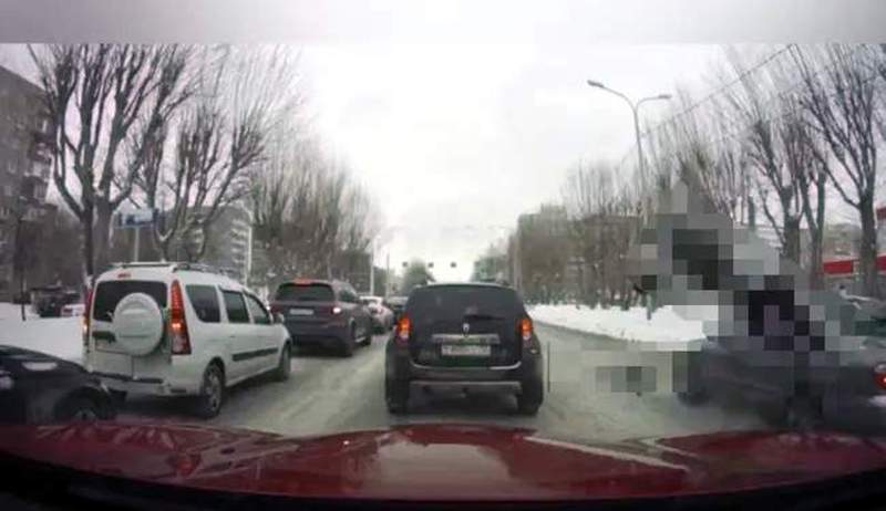 qadın sürücü hamilə qadını və uşağını vurdu 