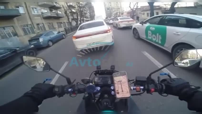 Necə gəldi manevr edən sürücü motosikleti vurdu 