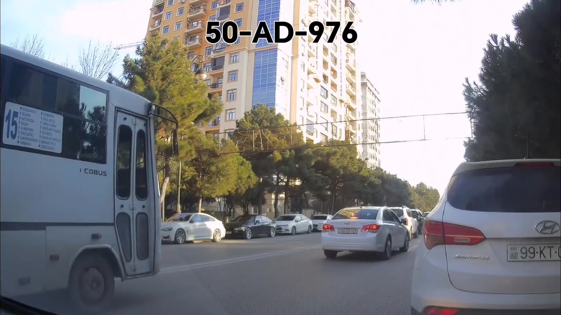 Əks yola çıxan avtobus sürücüsü təhlükə yaradıb qırmızıda keçdi