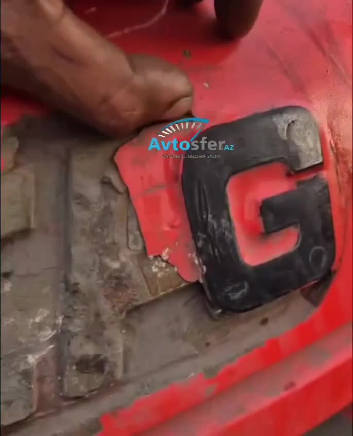 Çin maşının loqosunu silib başqa ad yazdılar