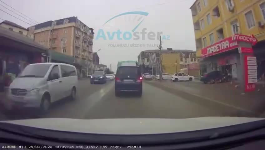 Masazırda riskli manevrlər edən sürücü yolu bir-birinə qatdı