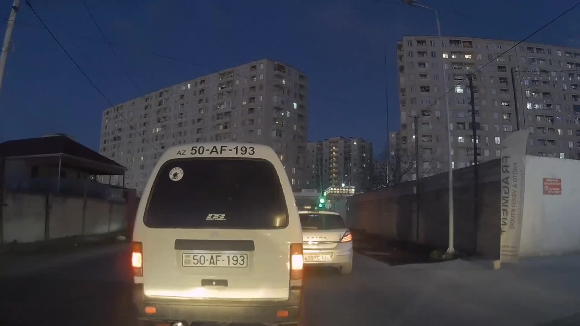 İçi sərnişinlə dolu avtobusun sürücüsü qırmızıda keçdi