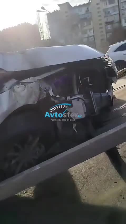 Bakıda Çin maşını kiçik qəzadan sonra kağız kimi əzildi 