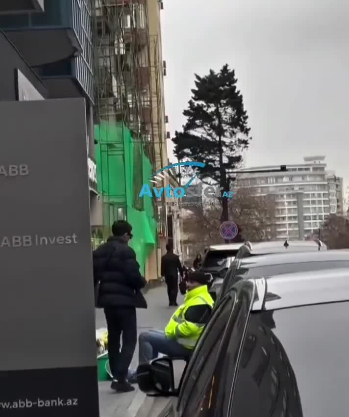 Yasamalda vətəndaşlara kofe, şirniyyat və pul paylayan şəxs