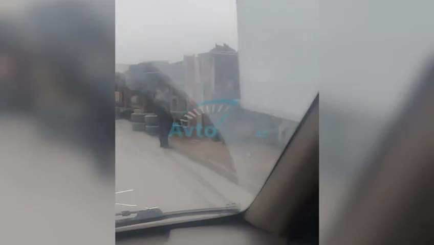Lökbatan-Qobu yolunda qəza: Yük maşını aşdı