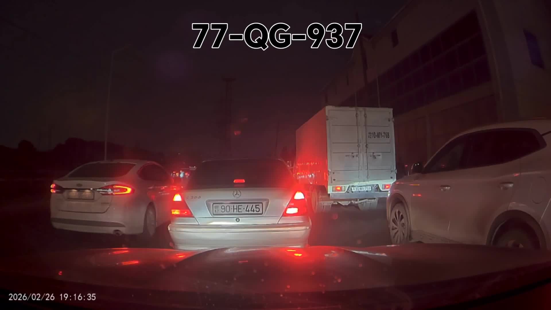 Tıxacda özünü hamıdan ağıllı göstərən sürücülər 