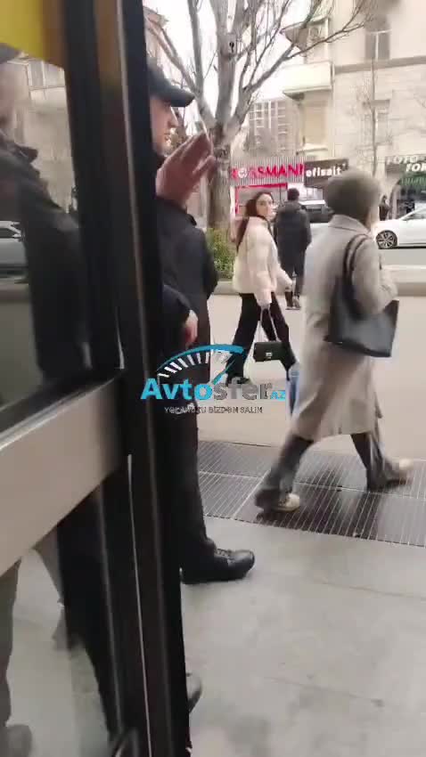 Heç kimin fikir vermədiyi yaşlı kişinin köməyinə polis çatdı