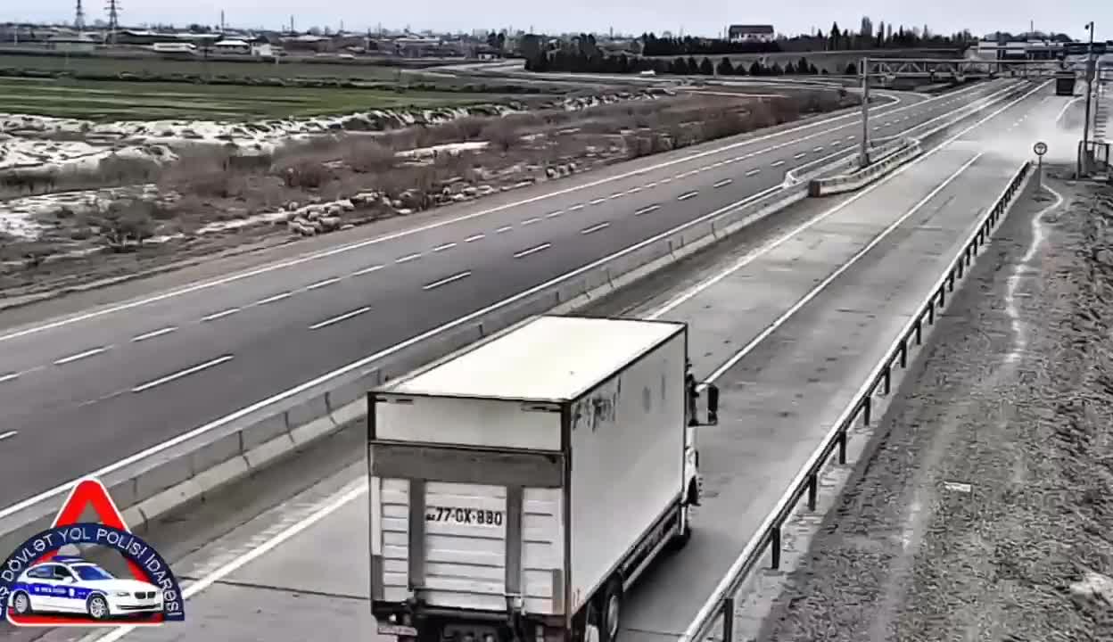 yük avtomobili dəmir səddə çırpılıdı