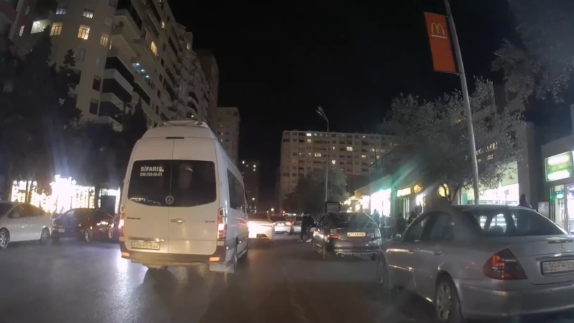 İki maşınlıq yerə sığmayan sürücü ikinci cərgədə dayandı 