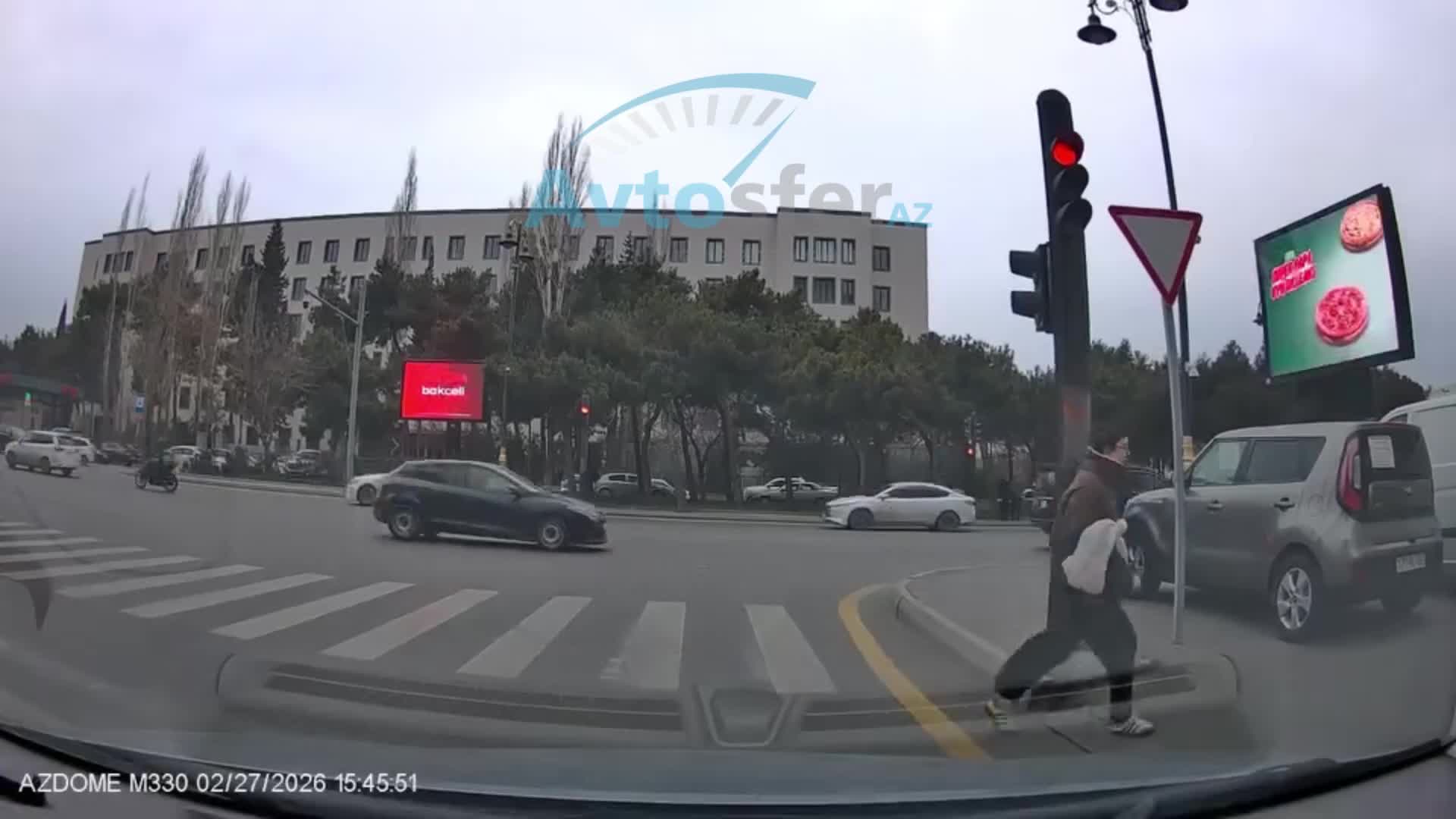 Qırmızıda yolayrıcına girib maşını piyadaların üstünə sürdü  