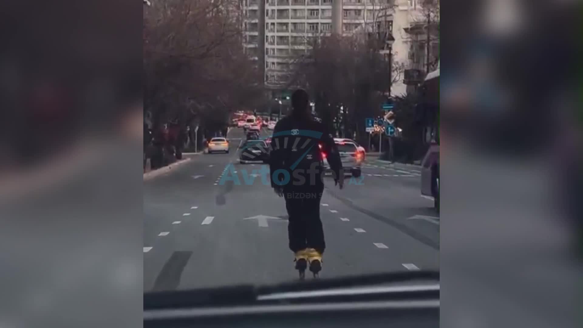 Rolik sürən qız avtomobillərin hərəkətinə mane oldu 