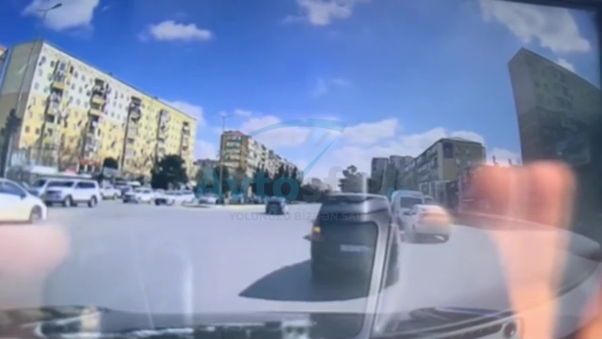 Sumqayıtda qadın sürücü maşınların önünə çıxıb təhlükə yaratdı 