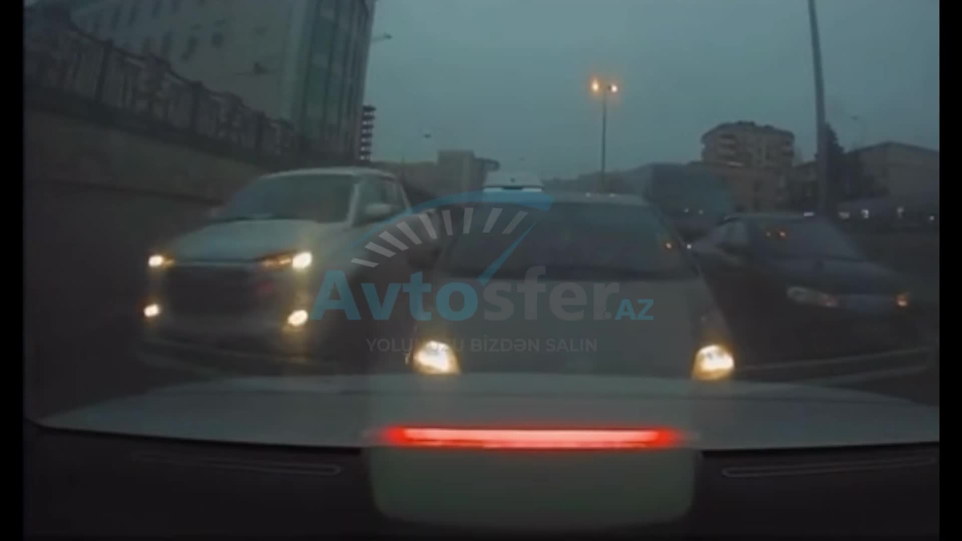 Sıxlıqda özünə yer tapa bilməyən sürücü avtomobilləri sıxışdırdı