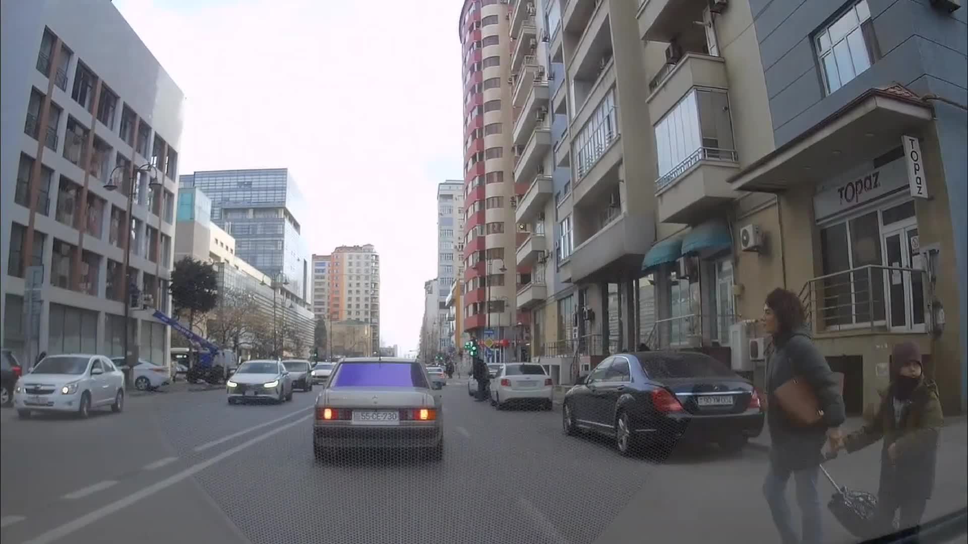 Yola çıxan ana uşağını təhlükəyə atdı