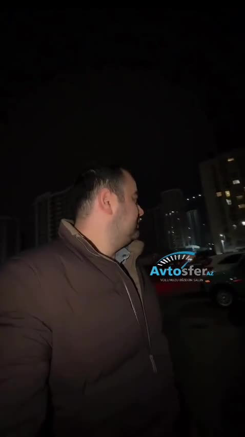  bloger maşınını yolun ortasında saxlamalı oldu