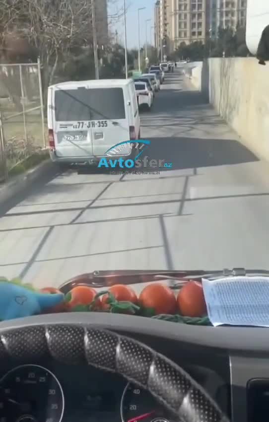 Dar yolda parklanan maşınlar hərəkətə mane oldu