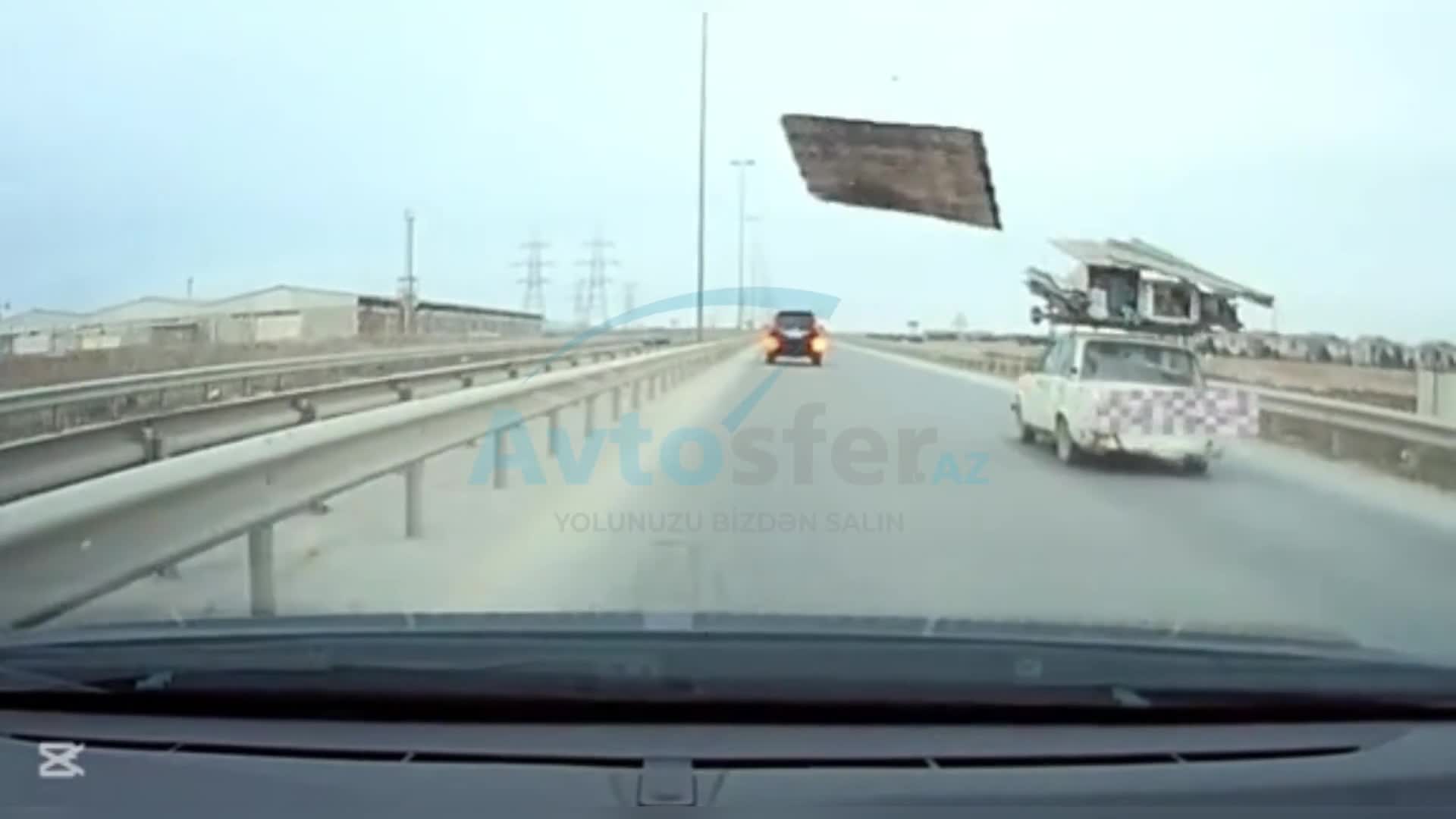  “VAZ”ın damından uçan yüklər arxadakı maşına dəydi