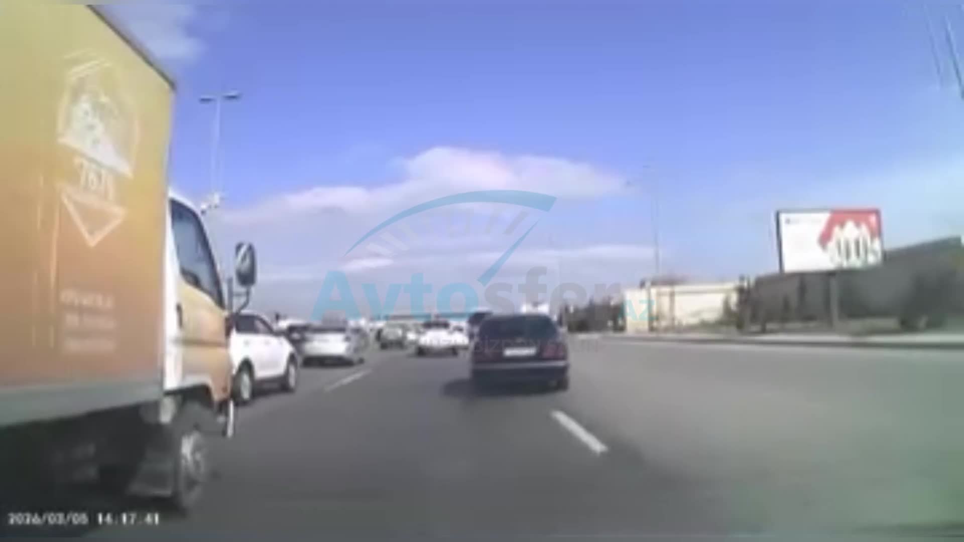 Maşının önündən qəfil keçən sürücü qəza riski yaratdı