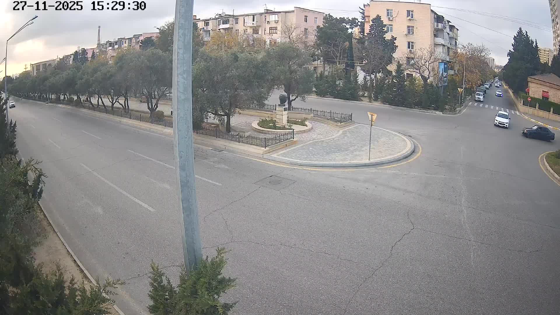 Yol nişanına əhəmiyyət verməyən sürücü ağır qəzaya düşdü