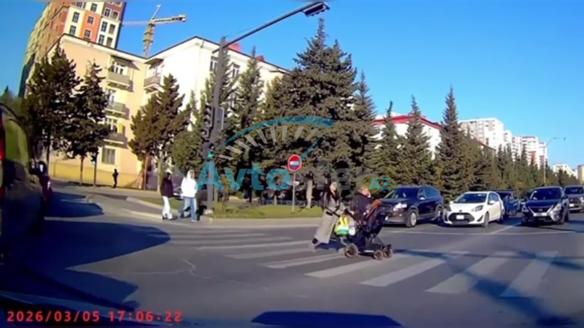 Qəza işıqlarını yandırıb yolayrıcını zəbt edən sürücü 