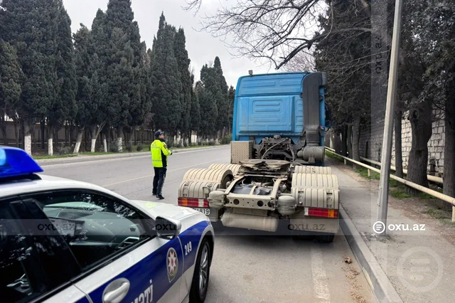 Yük avtomobilləri yolu daraldır 