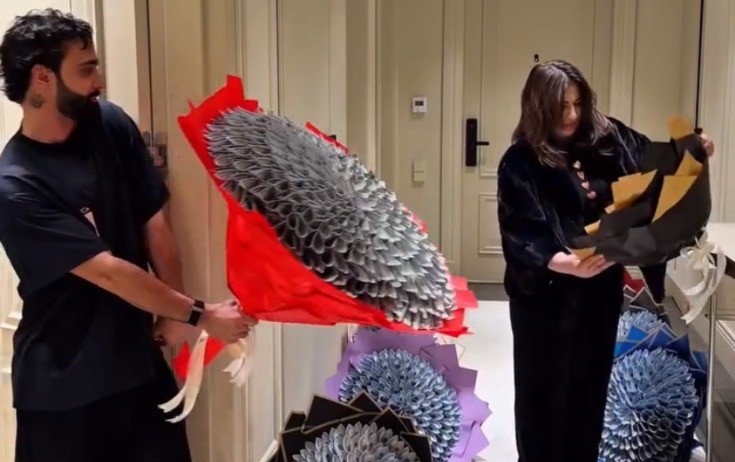 Anasına 8 pul buketi bağışladı 