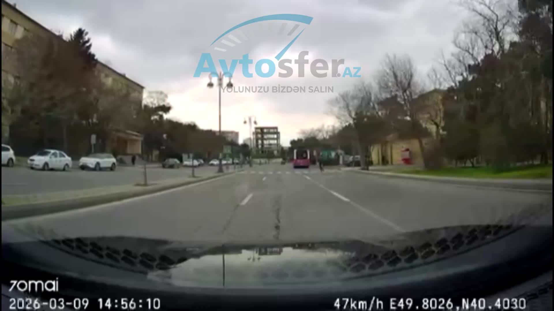 Keçiddə sürücü az qala piyadanı vuracaqdı