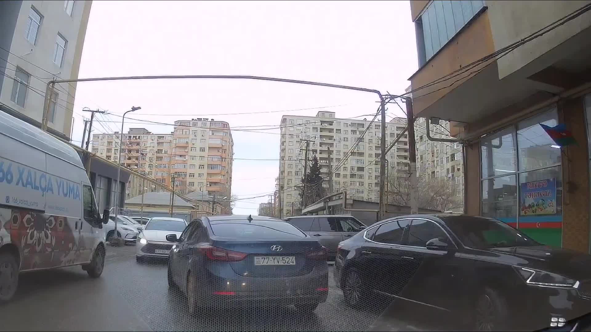 Maşını yolun ortasında park edib hərəkətə mane oldu