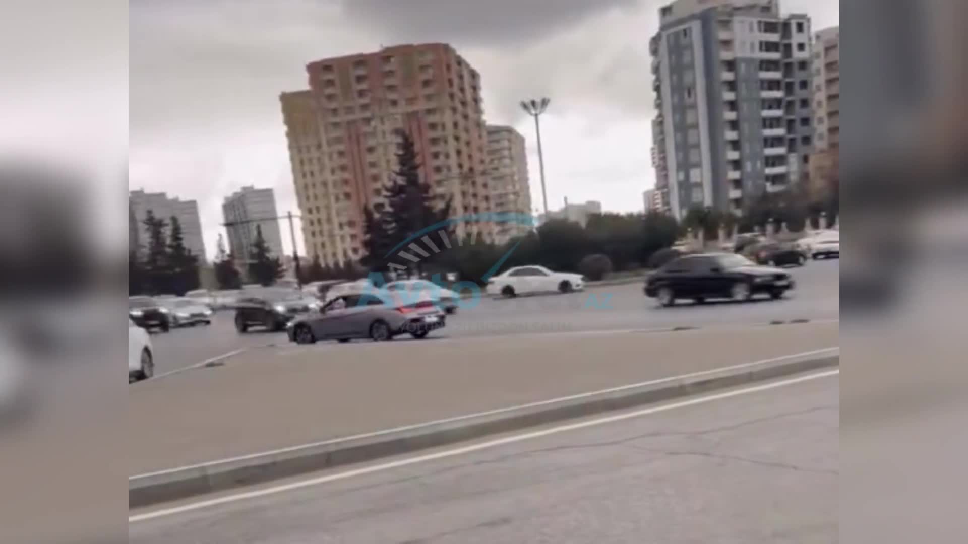 Yasamalda əks yola çıxan sürücü axını riskə atdı 