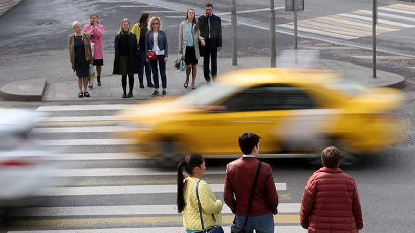 Qırmızıdan keçən şagirdləri maşın vurdu
