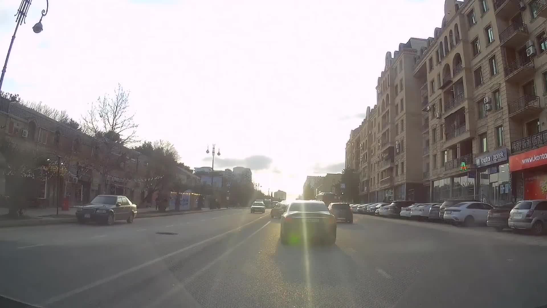 Qabağa düşmək istəyən taksi sürücüsü əks yola çıxdı