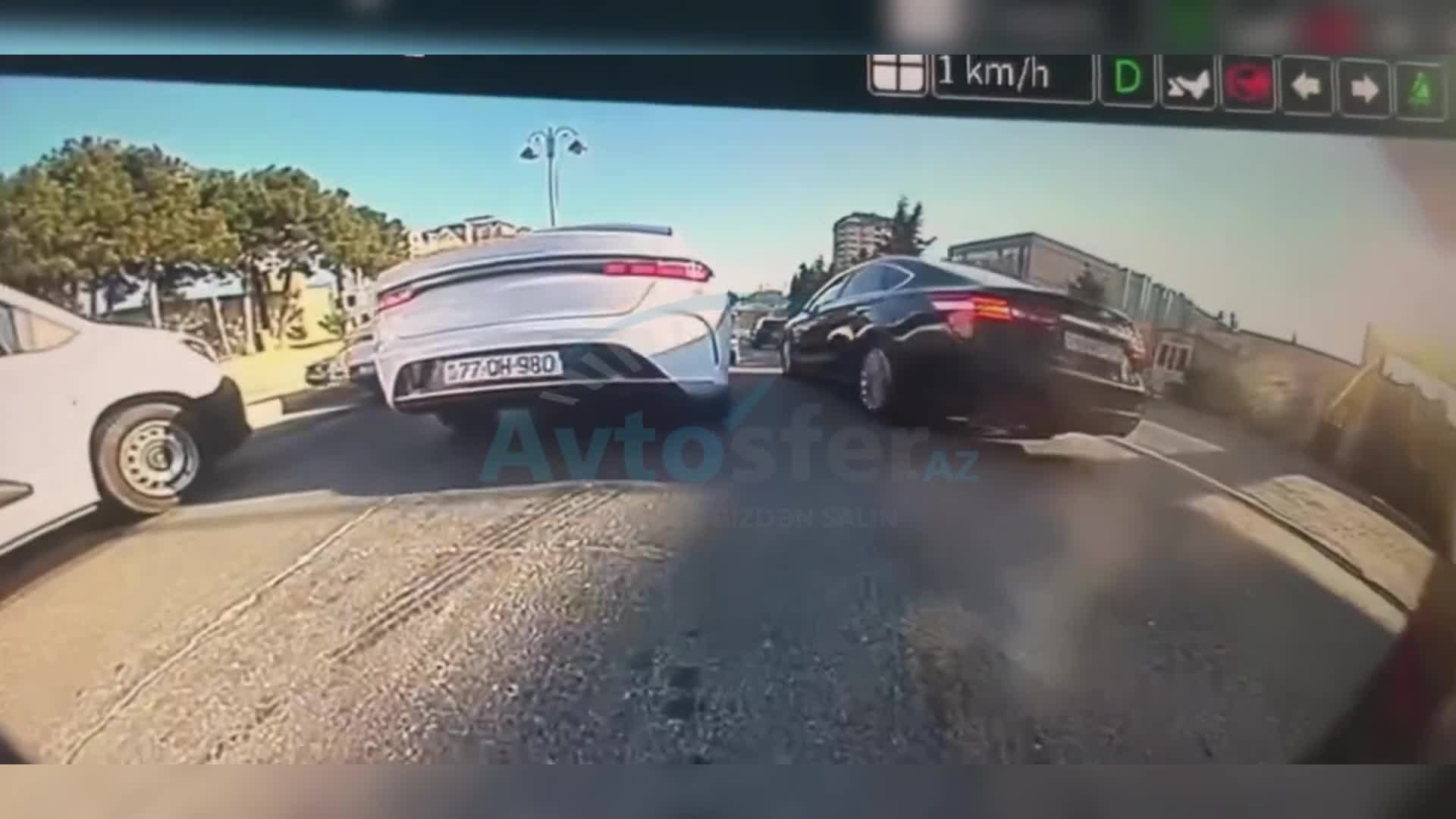 Tıxacdan qaçan sürücü parkinq zolağına keçdi  